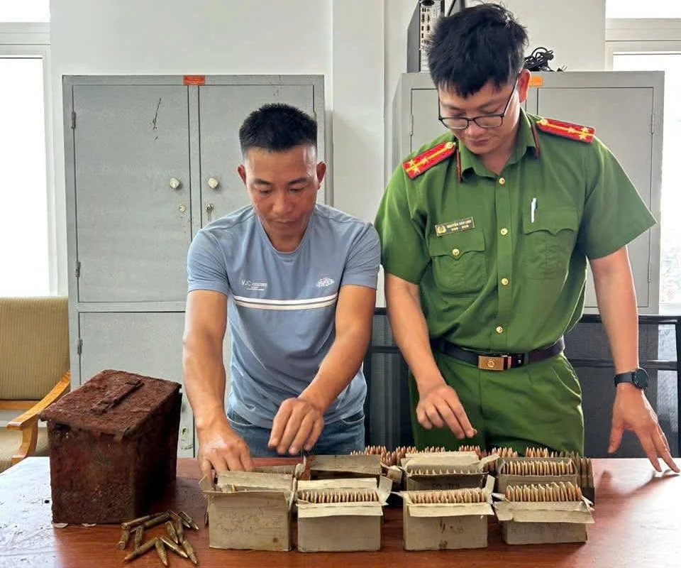 Công an xã Đạ Sar, huyện Lạc Dương, tỉnh Lâm Đồng thu hồi, tiếp nhận số đạn người dân phát hiện b93a562fd9816bdf3290.jpg