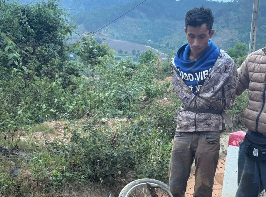 Tàu Sa Chín tại thời điểm bị bắt giữ khi đang bỏ chạy 3b9d9686c8c47d9a24d5.jpg