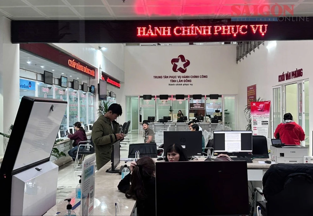 Người dân làm thủ tục ở Trung tâm phục vụ hành chính công tỉnh Lâm Đồng. Ảnh: ĐOÀN KIÊN 16566ae5ecba59e400ab.jpg