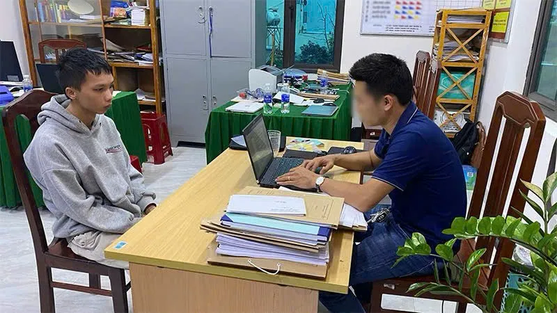 Đối tượng Nguyễn Duy Quang tại cơ quan điều tra 68da65aa2bd59e8bc7c4.jpg