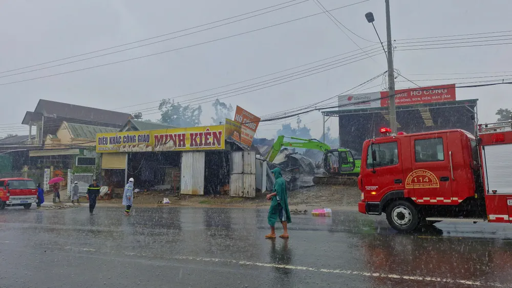 Mưa lớn nên đã hạn chế cháy lan từ xưởng gỗ f80abf4ddb476e193756.jpg