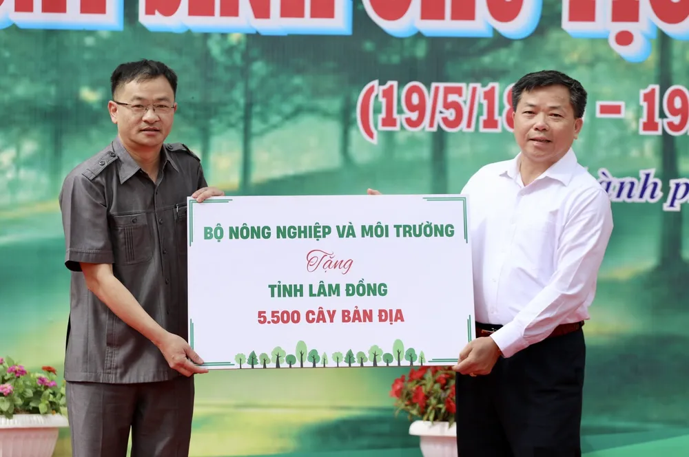 Chủ tịch UBND TP Đà Lạt Đặng Quang Tú nhận biểu trưng cây giống do Bộ Nông nghiệp và Môi trường trao tặng 4b2431c635e780b9d9f6.jpg