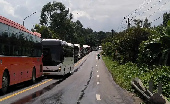Vụ tai nạn khiến các phương tiện xếp hàng dài vì không thể lưu thông 7b0e50c0b8230d7d5432.jpg