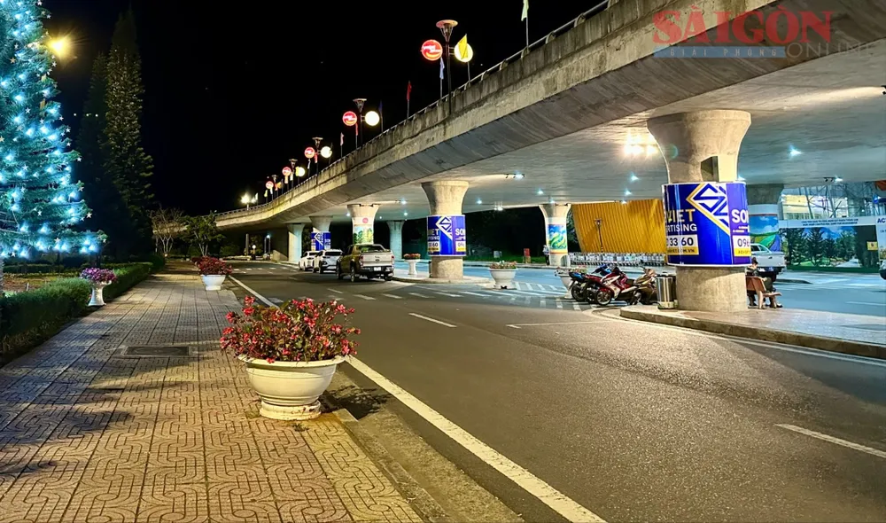 Actualmente no hay un autobús fijo que conecte el Aeropuerto Lien Khuong con las áreas urbanas de la provincia de Lam Dong. Foto: DOAN KIEN 74debabe1414a14af805.jpg