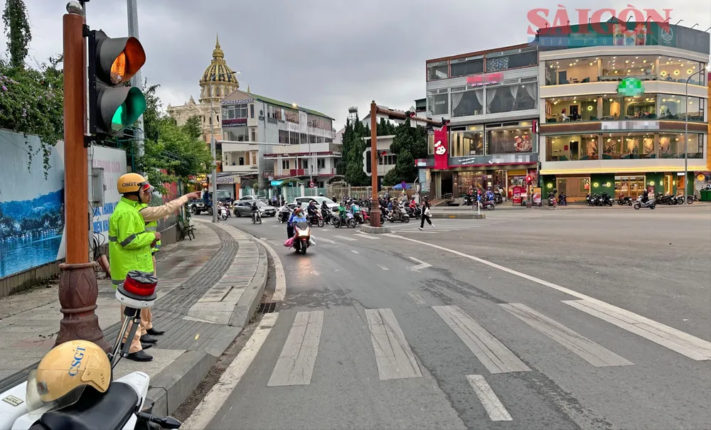 At some point, the Traffic Police had to regulate traffic even though the traffic lights had been installed many years ago in Da Lat City. Photo: DOAN KIEN 9a6b10219b902ece7781.jpg