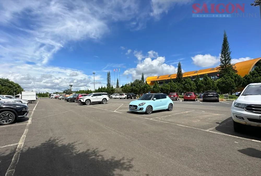Las personas que llegan y salen del Aeropuerto Lien Khuong a menudo utilizan vehículos personales o alquilan vehículos de servicio a precios elevados. Foto: DOAN KIEN da2133899c23297d7032.jpg