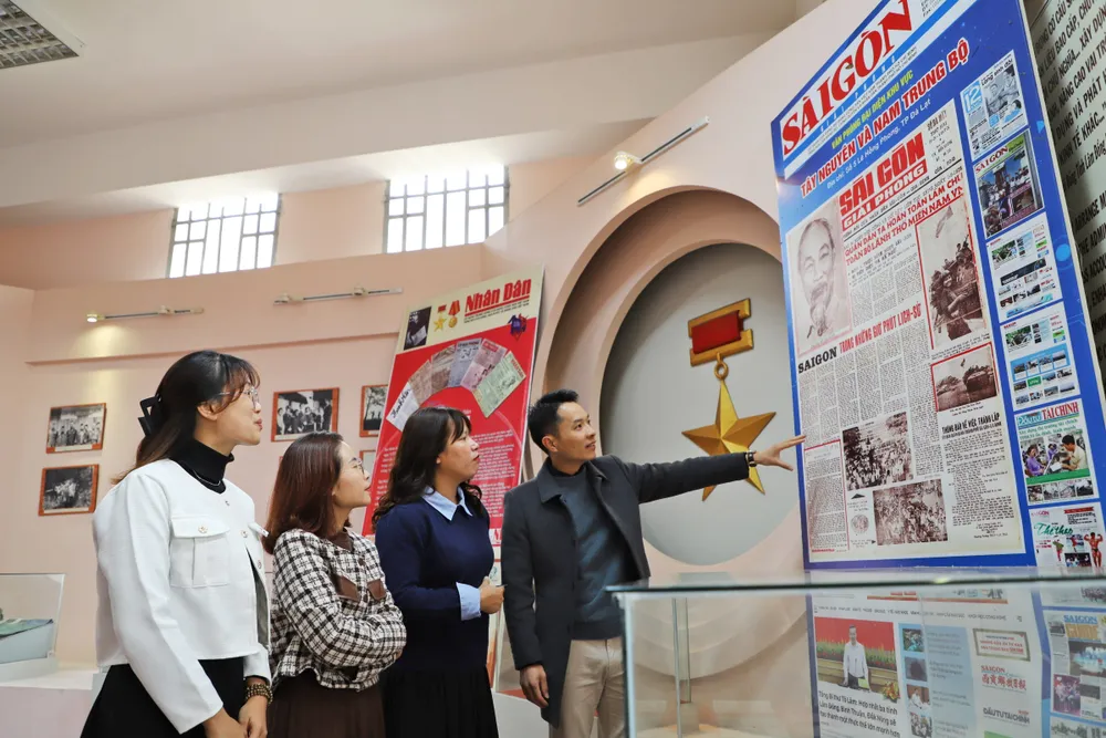 Bạn đọc tìm hiểu thông tin, lịch sử hình thành phát triển của Báo Sài Gòn Giải Phóng tại hội báo 3851bb2a61a2d5fc8cb3 copy.jpg
