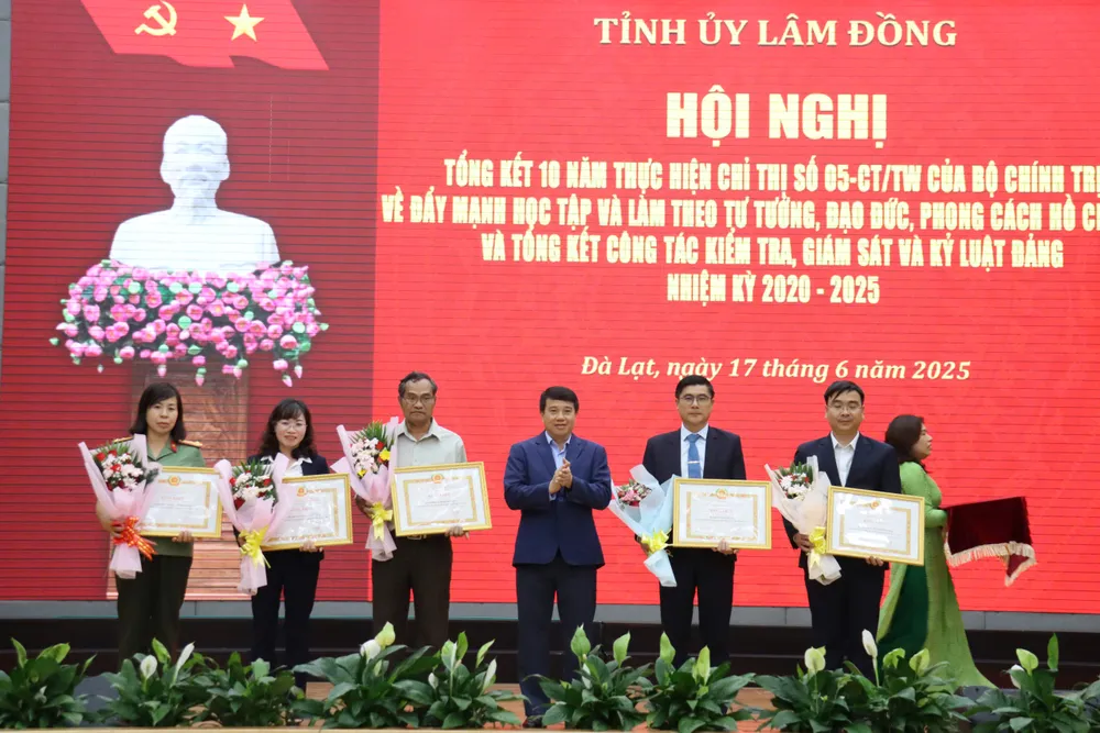Bí thư Tỉnh ủy Lâm Đồng Y Thanh Hà Niê Kđăm trao Bằng khen cho các tập thể có thành tích xuất sắc trong công tác kiểm tra, giám sát nhiệm kỳ 2020 -2025. Ảnh: ĐOÀN KIÊN b8e563f829a49efac7b5.jpg