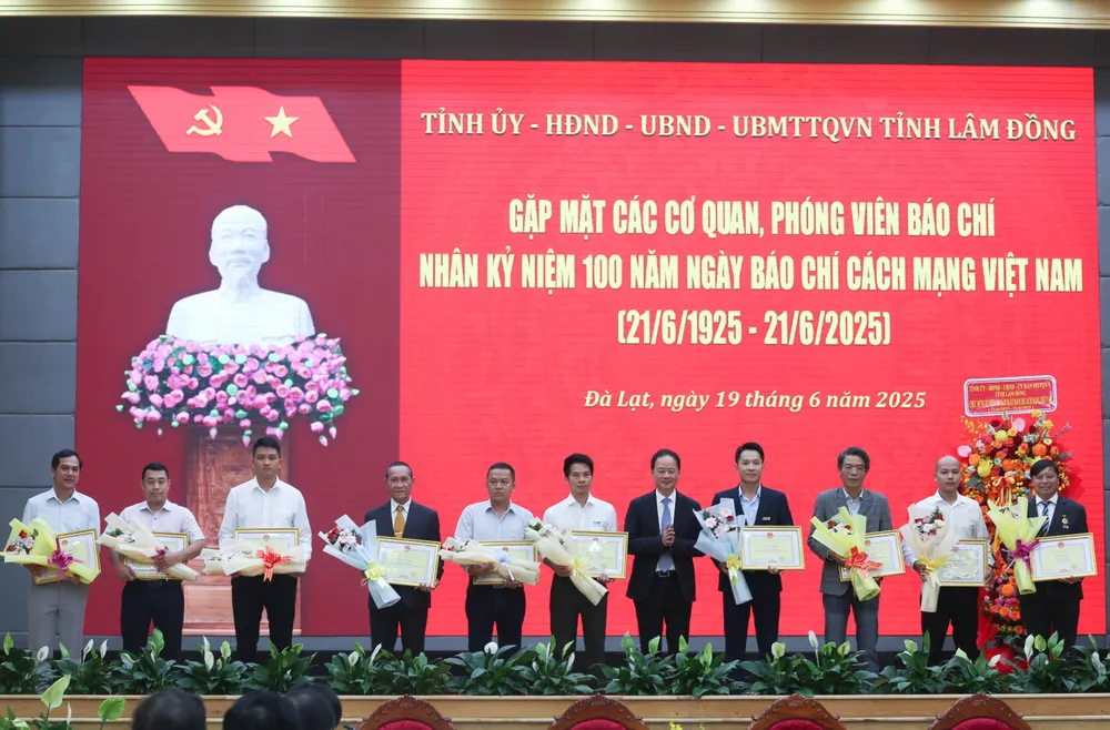 Chủ tịch UBND tỉnh Lâm Đồng Trần Hồng Thái tặng bằng khen cho các cá nhân có thành tích xuất sắc, tiêu biểu trong hoạt động báo chí trên địa bàn tỉnh Lâm Đồng IMG_2370.jpeg