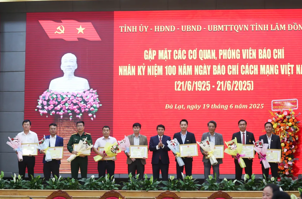 Bí thư Tỉnh ủy Lâm Đồng Y Thanh Hà Niê Kđăm trao bằng khen cho đại diện các tập thể có thành tích xuất sắc, tiêu biểu trong hoạt động báo chí trên địa bàn tỉnh Lâm Đồng IMG_2375.jpeg