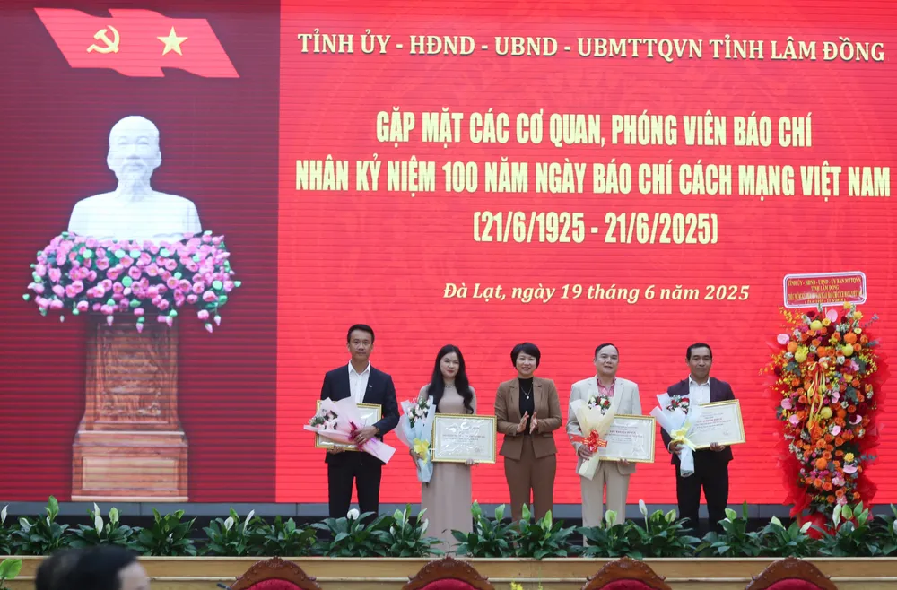 Phó Bí thư Tỉnh ủy, Chủ tịch HĐND tỉnh Lâm Đồng trao giải cho đại diện nhóm tác giả đạt giải báo chí tỉnh Lâm Đồng lần thứ XXI - năm 2025 IMG_2378.jpeg