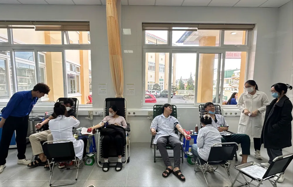Toàn bộ số đơn vị máu thu được sẽ chuyển vào ngân hàng máu sống tại khoa Xét nghiệm của bệnh viện để phục vụ người bệnh khi cần thiết 60832cdad8186f463609.jpg
