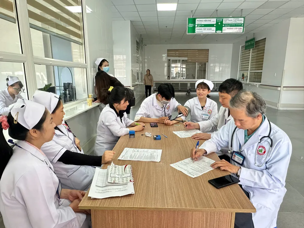 Bác sĩ, điều dưỡng Bệnh viện Đa khoa Lâm Đồng đăng ký, khám sàng lọc trước khi hiến máu tình nguyện e9501c75e8b75fe906a6.jpg