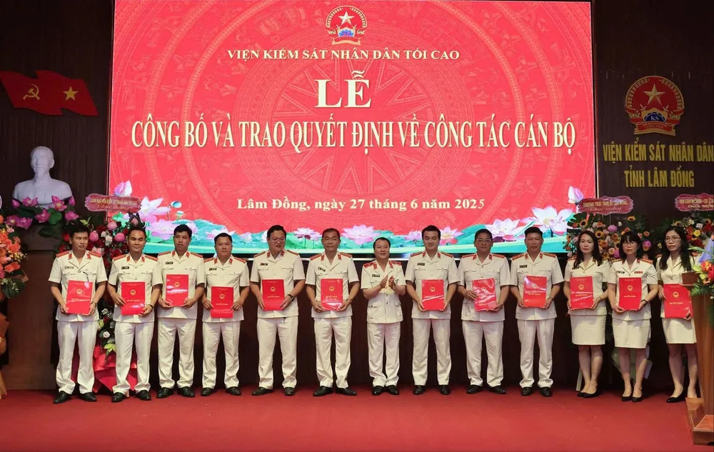 Viện KSND tỉnh Lâm Đồng trao quyết định bổ nhiệm chức vụ Viện trưởng, Phó Viện trưởng thuộc 17 khu vực tỉnh Lâm Đồng (mới) 1089175138b88fe6d6a9.jpg