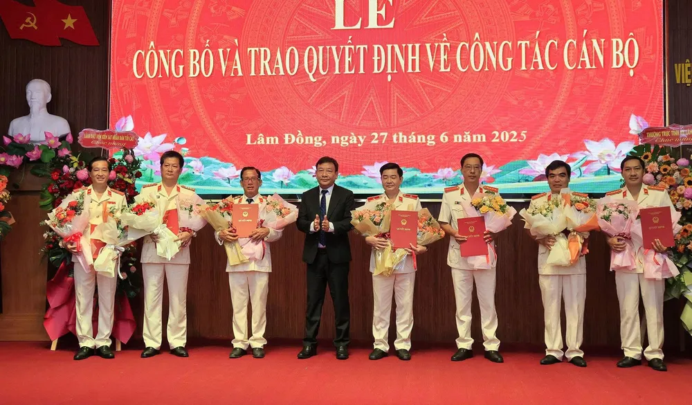 Lãnh đạo Tỉnh uỷ Lâm Đồng chúc mừng các Phó Viện trưởng Viện KSND tỉnh Lâm Đồng (mới) 29f81af7351e8240db0f.jpg