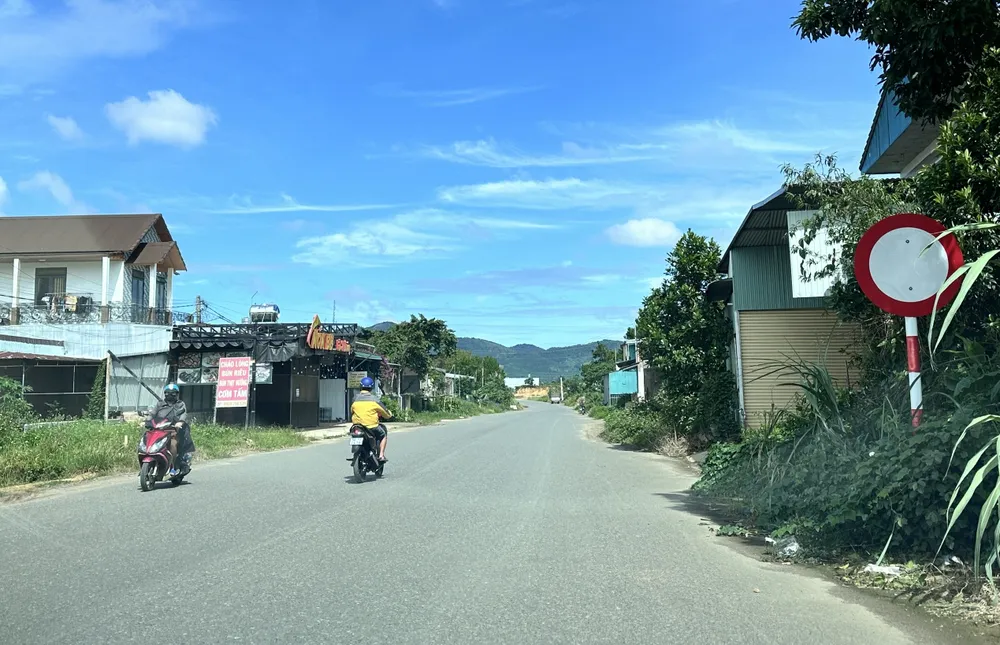 Do tuyến đường chưa được nghiệm thu nên xảy ra nghịch lý là người dân bước ra khỏi cửa là đi vào “đường cấm”, đời sống sinh hoạt, sản xuất gặp nhiều khó khăn, trở ngại 84b661584a6ced32b47d8.jpg