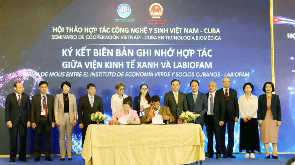 Các đại biểu chứng kiến ký kết hợp tác giữa đại diện các tổ chức của Việt Nam và Cuba tại hội thảo d0fddd5745a4f2faabb5.jpg