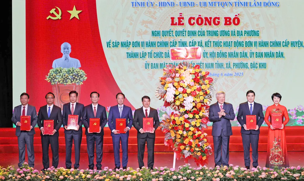 Phó Thủ tướng Thường trực Nguyễn Hòa Bình trao quyết định cho Thường trực Tỉnh ủy Lâm Đồng mới 1111.jpg