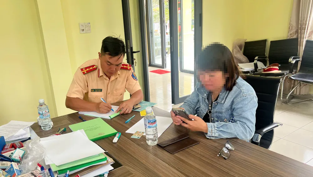 Cơ quan chức năng lập biên bản xử lý đối với bà Đ.C.V. b929227b16f1a1aff8e0.jpg
