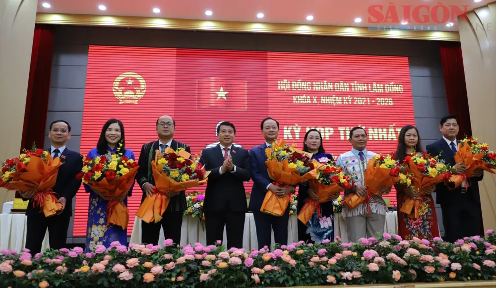 Lãnh đạo chủ chốt HĐND tỉnh Lâm Đồng ra mắt. Ảnh: ĐOÀN KIÊN IMG_1574.JPG
