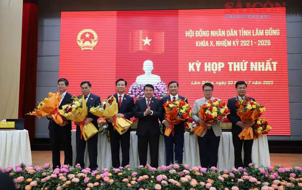 Lãnh đạo UBND tỉnh Lâm Đồng ra mắt. Ảnh: ĐOÀN KIÊN IMG_1588.JPG