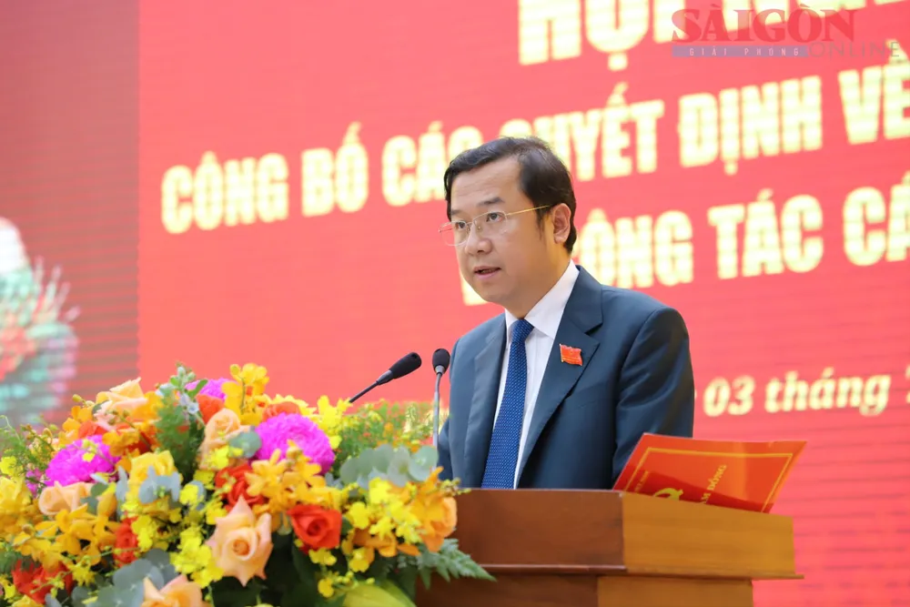 Ông Tôn Thiện Đồng, Trưởng Ban Tổ chức Tỉnh ủy Lâm Đồng công bố các quyết định bổ nhiệm. Ảnh: ĐOÀN KIÊN IMG_1602.JPG