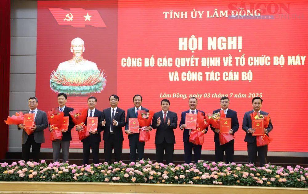Lãnh đạo Ban Tổ chức Tỉnh ủy Lâm Đồng nhận quyết định bổ nhiệm. Ảnh: ĐOÀN KIÊN IMG_1614.JPG