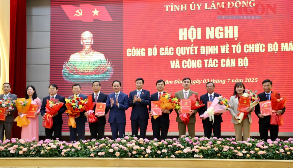 Lãnh đạo Tỉnh ủy Lâm Đồng chúc mừng Trưởng Ban và các Phó Ban Tuyên giáo và Dân vận Tỉnh ủy Lâm Đồng. Ảnh: ĐOÀN KIÊN IMG_1624.jpg