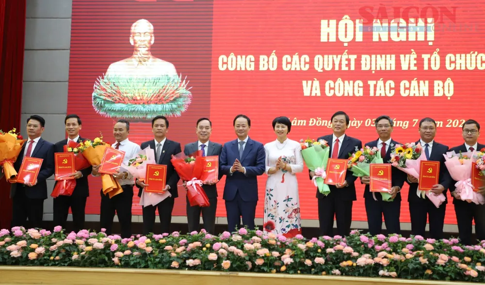Lãnh đạo Báo và Đài PTTH Lâm Đồng nhận quyết định bổ nhiệm. Ảnh: ĐOÀN KIÊN IMG_1640.JPG