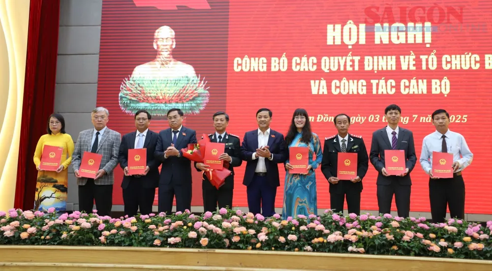 Lãnh đạo Thanh tra tỉnh Lâm Đồng nhận quyết định bổ nhiệm. Ảnh: ĐOÀN KIÊN IMG_1641.JPG