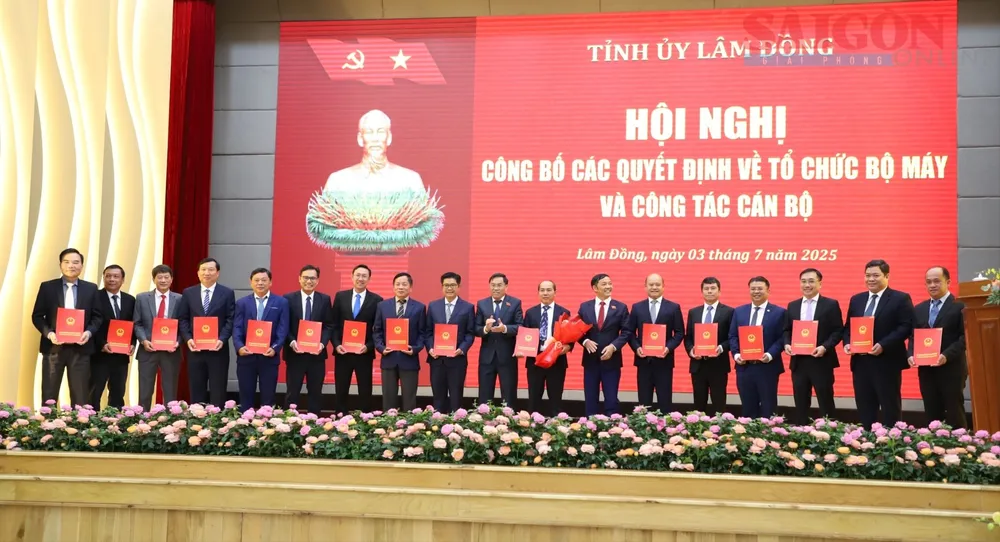 Lãnh đạo Sở Xây dựng tỉnh Lâm Đồng nhận quyết định bổ nhiệm. Ảnh: ĐOÀN KIÊN IMG_1647.JPG