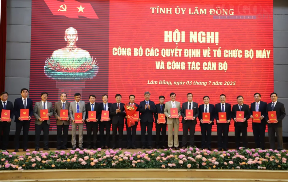 Ban giám đốc Sở Nông nghiệp và Môi trường tỉnh Lâm Đồng gồm ông Tôn Thiện San làm giám đốc cùng 15 phó giám đốc. Ảnh: ĐOÀN KIÊN IMG_1649 2.JPG