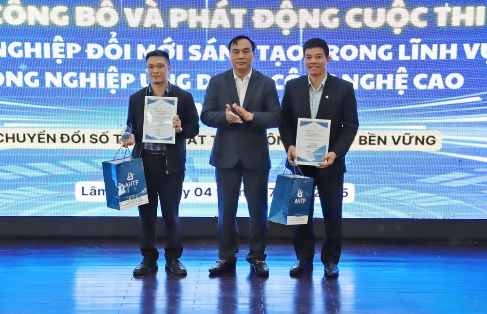 Ông Phạm Đình Dũng, Trưởng Ban Quản lý Khu Nông nghiệp Công nghệ cao TPHCM trao thư cảm ơn các đơn vị phối hợp tổ chức cuộc thi. Ảnh: ĐOÀN KIÊN IMG_1673 copy.jpg
