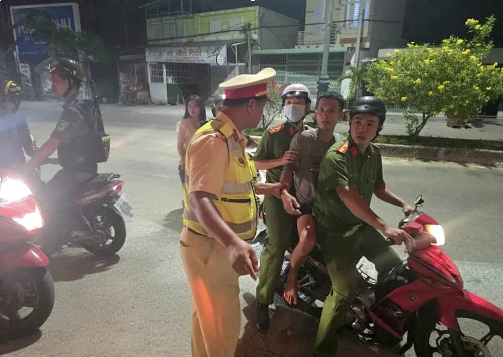 Lực lượng cảnh sát bắt giữ các đối tượng ngay trong đêm sau khi nhóm đối tượng đang lẩn trốn tại Lâm Đồng Screenshot 2025-07-06 at 20.02.32.png
