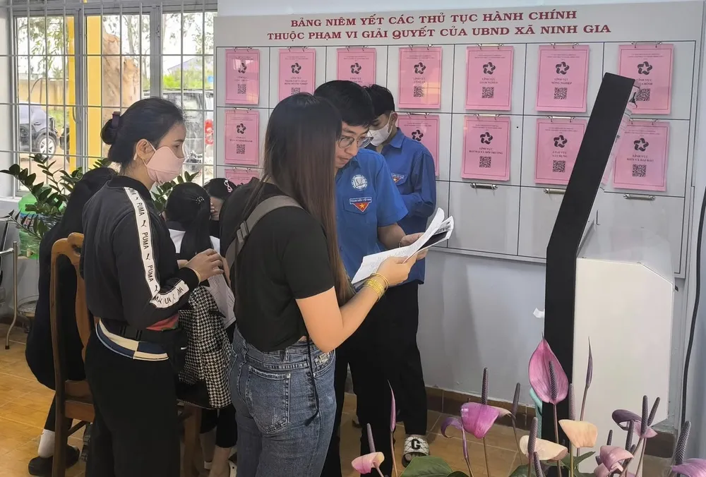 Đoàn thanh niên xã Ninh Gia, tỉnh Lâm Đồng hỗ trợ, hướng dẫn người dân làm thủ tục hành chính 515440117_1043554534531553_3277853933297923094_n.jpg