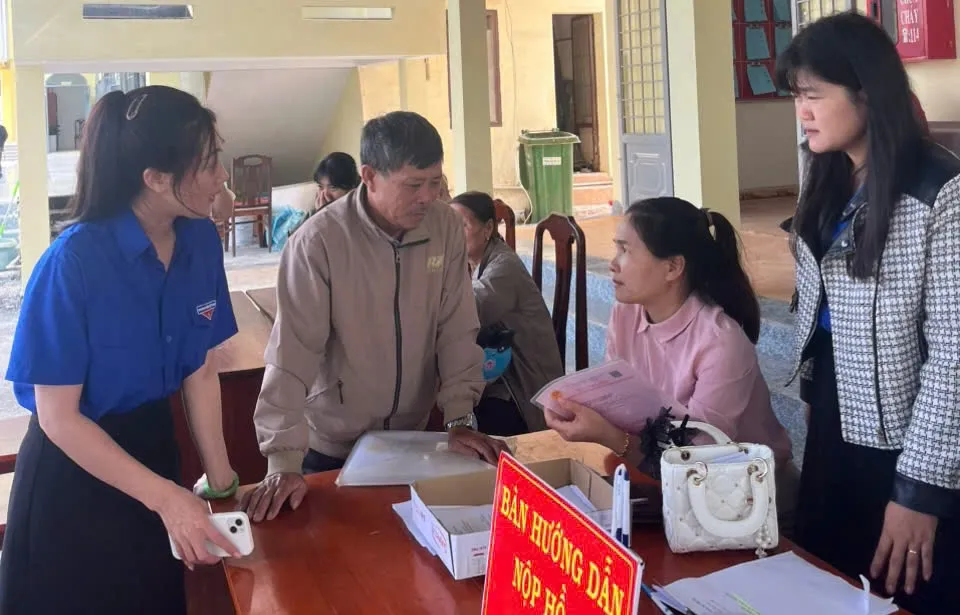 Đoàn viên thanh niên xã Tân Hà Lâm Hà, tỉnh Lâm Đồng hỗ trợ người dân nộp hồ sơ tại UBND xã be25af297a08cc569519.jpg
