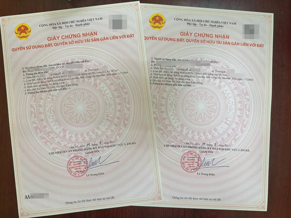 Giấy chứng nhận quyền sử dụng đất của người dân xã Nam Hà Lâm Hà, tỉnh Lâm Đồng được cấp trong ngày 14-7 sau khi cơ quan chức năng hoàn thiện về mặt pháp lý 636eca481990afcef681 copy.jpg