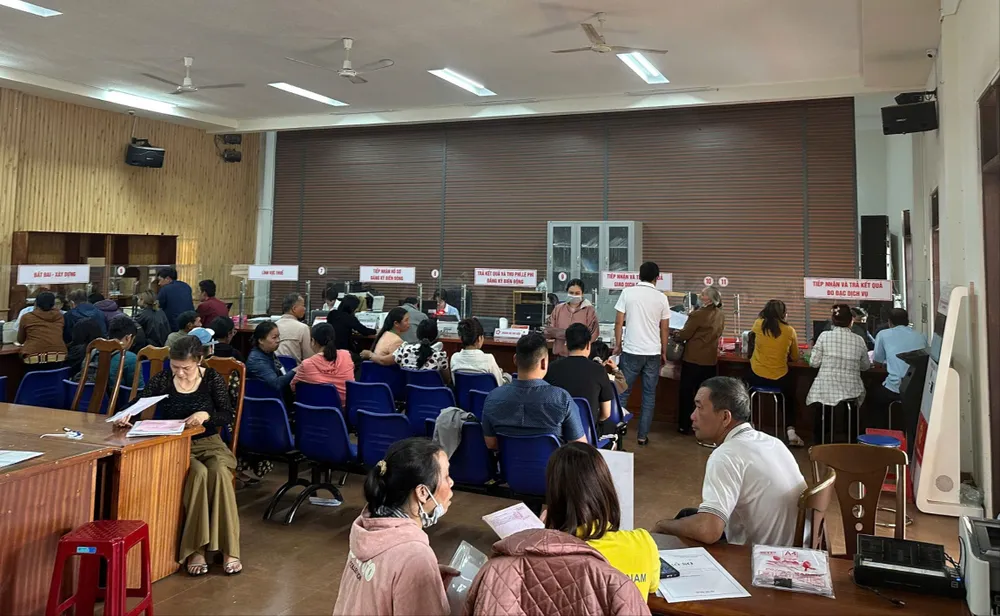 Người dân đến làm thủ tục hồ sơ tại Chi nhánh Văn phòng Đăng ký đất đai khu vực Di Linh chiều 14-7 a8ef9f0557e0e1beb8f1.jpg