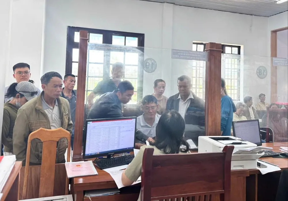 Người dân đến làm thủ tục hồ sơ tại Chi nhánh Văn phòng Đăng ký đất đai khu vực Đức Trọng e3d5fe692ab39cedc5a2.jpg