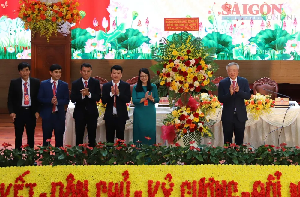 ឧបនាយករដ្ឋមន្ត្រីអចិន្ត្រៃយ៍លោក Nguyen Hoa Binh ជូនកម្រងផ្កាអបអរសាទរមហាសន្និបាត។ រូបថត៖ DOAN KIEN IMG_1853 copy.jpg