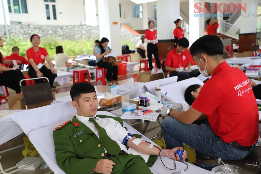 Lực lượng vũ trang nhân dân tham gia hiến máu. Ảnh: ĐOÀN KIÊN IMG_1893.JPG