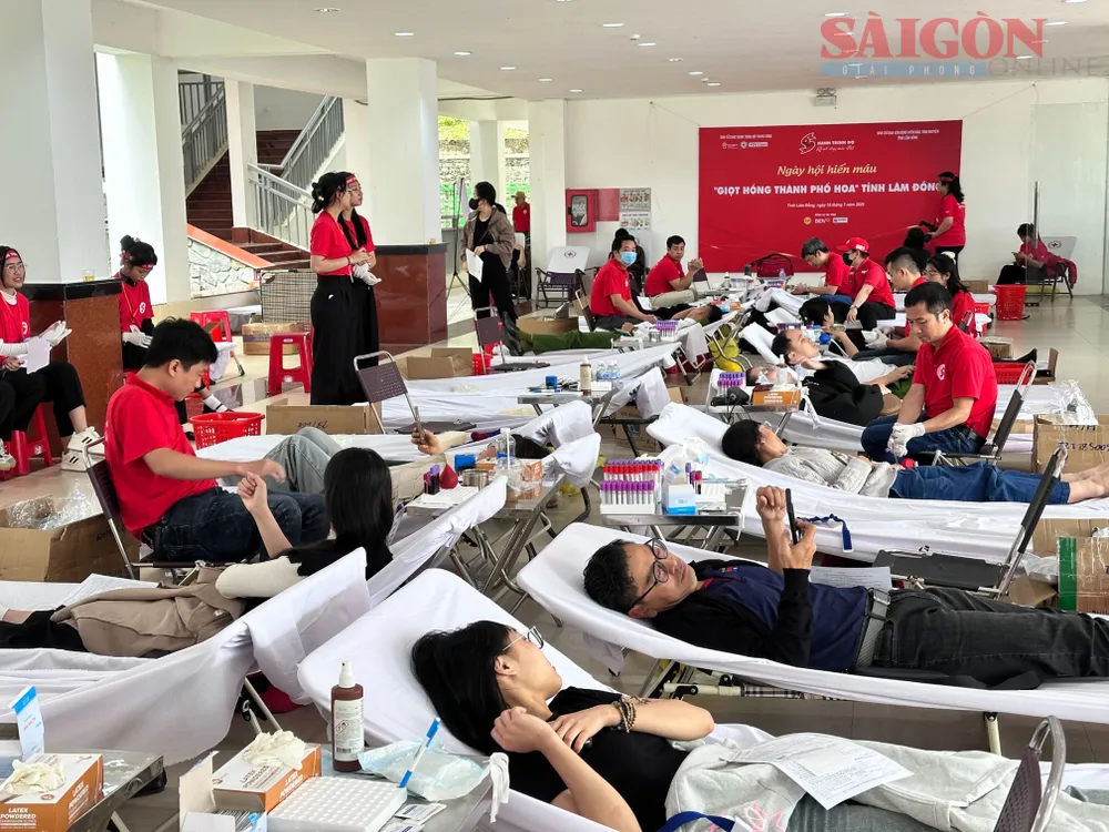 Người dân tham gia hiến máu tình nguyện trong ngày 18-7. Ảnh: ĐOÀN KIÊN IMG_3921.JPG