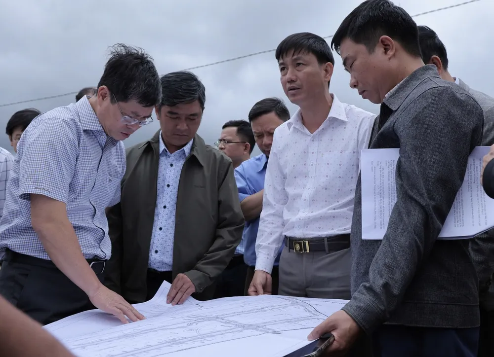 Phó Chủ tịch UBND tỉnh Lâm Đồng Nguyễn Hồng Hải (bìa trái) khảo sát, chỉ đạo vướng mắc liên quan đến dự án cao tốc Bảo Lộc - Liên Khương IMG_3954.jpeg