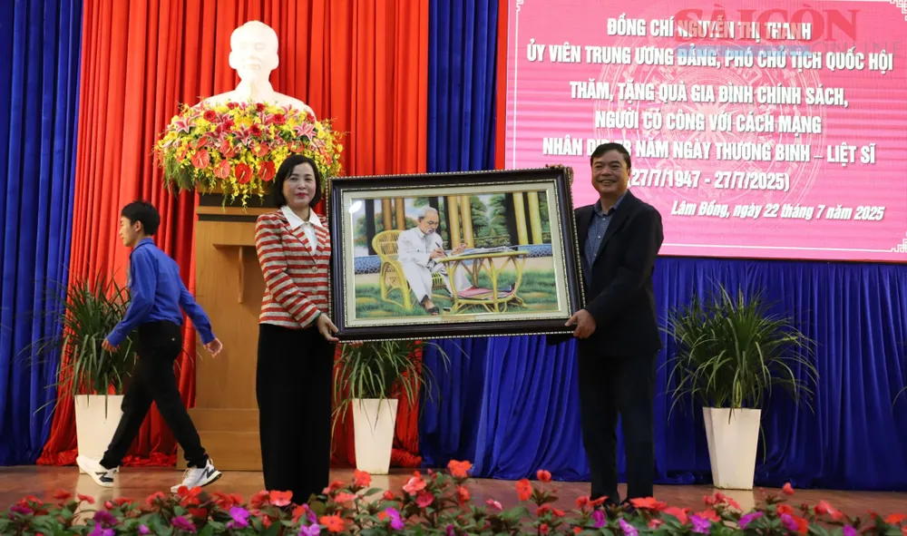 Phó Chủ tịch Quốc hội Nguyễn Thị Thanh tặng quà cho lãnh đạo phường Xuân Hương - Đà Lạt, tỉnh Lâm Đồng. Ảnh: ĐOÀN KIÊN IMG_1999.JPG