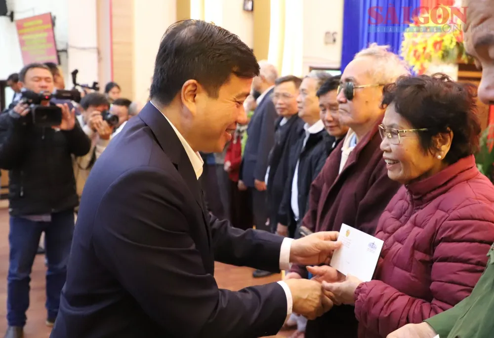 Bí thư Tỉnh ủy Lâm Đồng Y Thanh Hà Niê Kđăm trao quà cho các gia đình chính sách trên địa bàn. Ảnh: ĐOÀN KIÊN IMG_2010.JPG