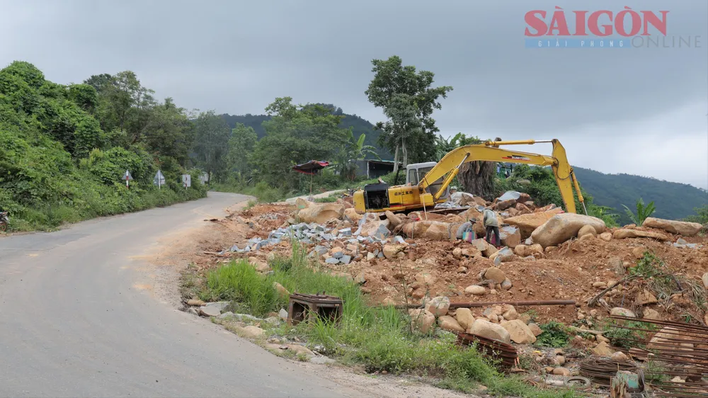 Độ chênh lệch địa hình lớn cũng gây khó khăn trong quá trình xây dựng nâng cấp mở rộng quốc lộ 28B. Ảnh: ĐOÀN KIÊN NGHI9943.JPG