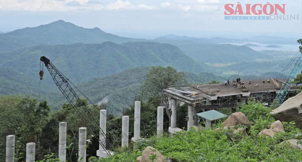 Cầu cạn trên quốc lộ 28B đoạn qua đèo Đại Ninh, tỉnh Lâm Đồng đang được thi công, theo kế hoạch đoạn đường này sẽ phải hoàn thành trong tháng 10-2025. Ảnh: ĐOÀN KIÊN NGHI9966 copy.jpg