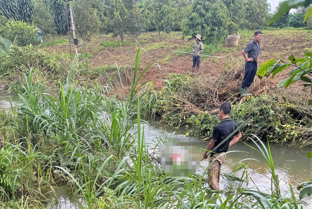 Hiện trường phát hiện thi thể nạn nhân dưới suối A2.jpg