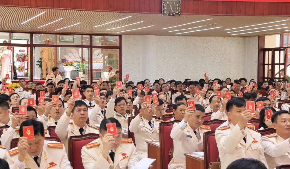 Đại biểu tiến hành biểu quyết các nội dung tại đại hội 01d572be3721be7fe730.jpg