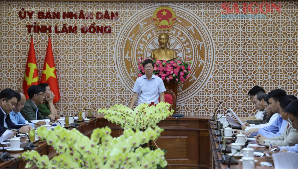 លោក Nguyen Hong Hai អនុប្រធានគណៈកម្មាធិការប្រជាជនខេត្ត Lam Dong បាននិយាយនៅក្នុងកិច្ចប្រជុំនេះ។ រូបថត៖ DOAN KIEN IMG_2874.JPG